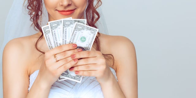 After gaining weight during the lockdown, a bride-to-be is apparently trying to force her sister to pay for alterations to the wedding dress.
