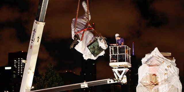 Chicago Removes Columbus Statue From Grant Park In Dead Of Night Fox News 1027