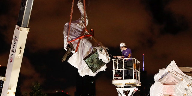 Christopher Columbus statue is being removed from the Grant Park in Chicago, Illinois, U.S. July 24, 2020. REUTERS/Kamil Krzaczynski - RC2LZH9CDMEE