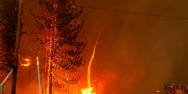 Ein Feuerwirbel schießt in den Himmel, als die Flammen des Hog-Feuers am 20. Juli 2020 etwa 5 Meilen von Susanville, Kalifornien, auf den Highway 36 überspringen.