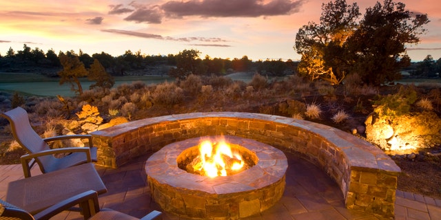 The ever-versatile outdoor fireplace can burn propane, natural gas, or wood, and quickly cozy up the ambiance of an outdoor area.