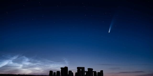 在一个完美的夏日傍晚，人们看到彗星在巨石阵上裸奔。 （来源：SWNS）