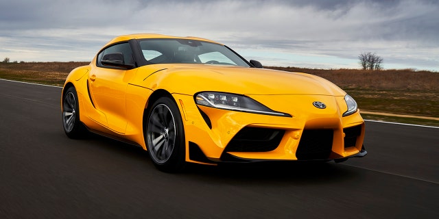 El Toyota GR Supra está actualmente disponible con un motor turboalimentado de cuatro cilindros o un motor turboalimentado de seis cilindros, ambos combinados con una transmisión automática de 8 velocidades. 