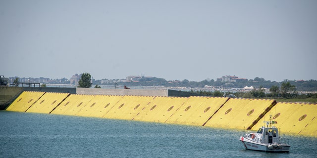 Flood-weary Venice puts inflatable barriers to the examination