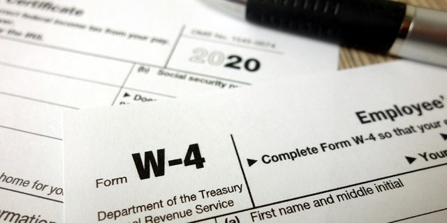 Blank W-4 form and a pen.
