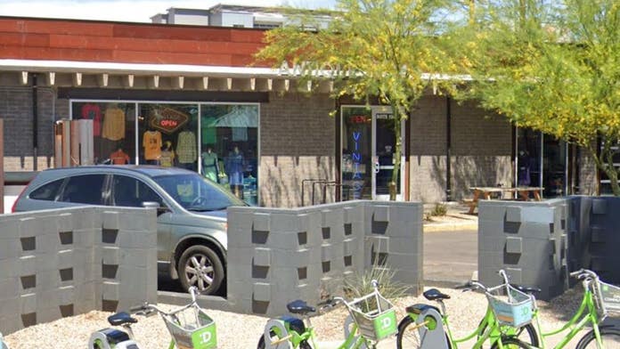 Arizona Vintage Shop Praised For Spot On Sign Mandating Masks