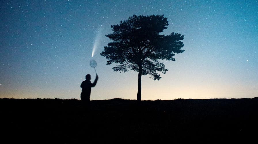 Man 'plays' badminton with NEOWISE comet in viral photo | Fox News