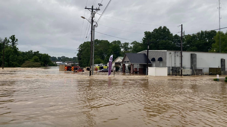 Flash flooding strikes Mississippi, Tennessee as state of emergency ...