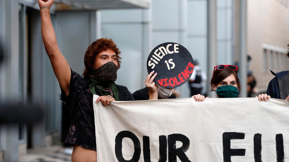 Black Lives Matter Holds Rally In Chicago To Support Those Arrested ...