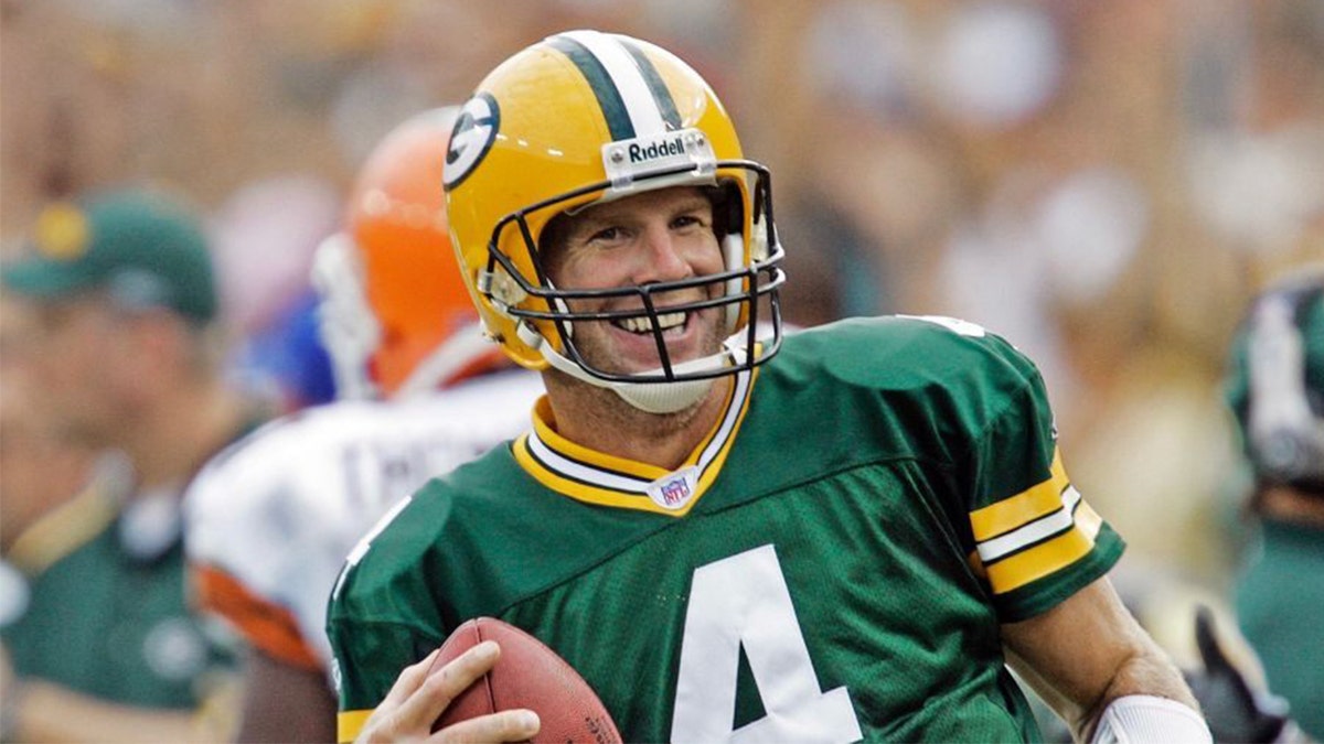 NFL Legend Brett Favre Says Trump Golf Outing Was 'an Honor,' Praises ...