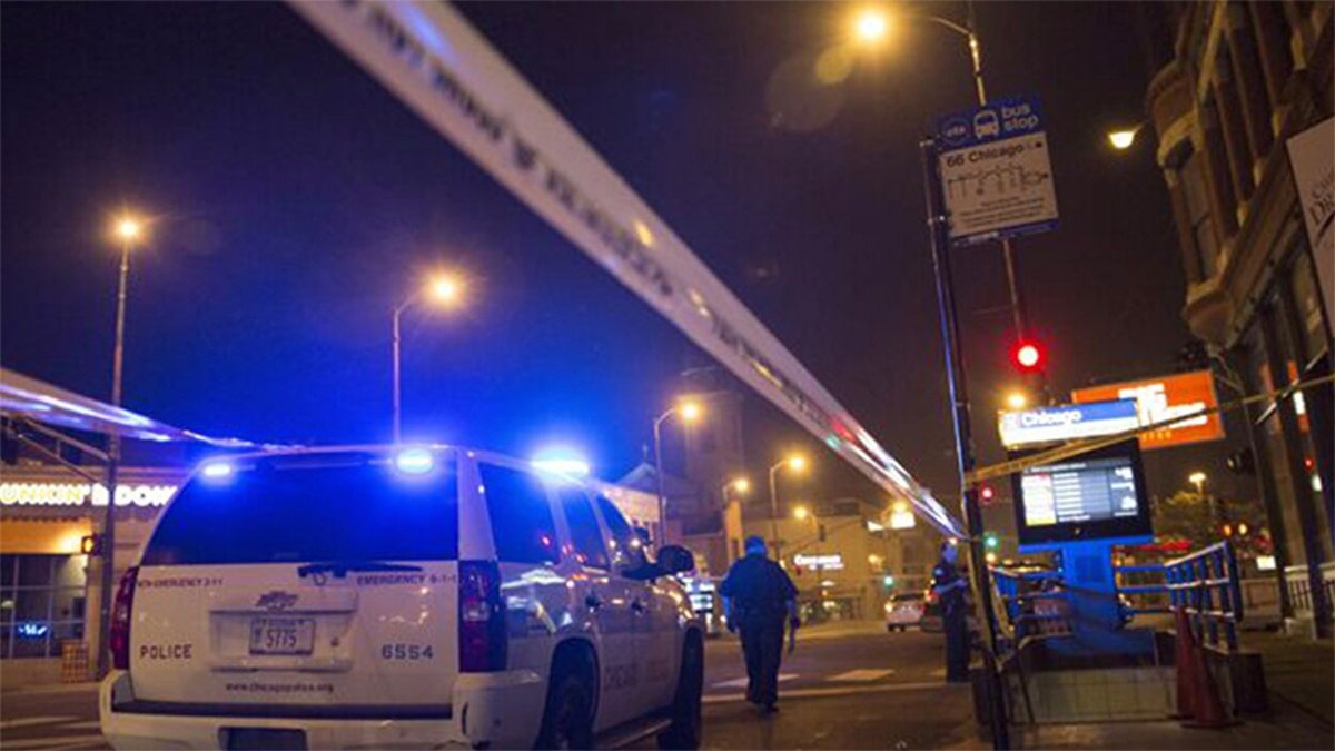 Chicago police officers investigate a crime scene of a gunshot victim. The police department reported 25 people shot and four killed during a day of gun violence across the city on Monday. ( REUTERS/Jim Young)