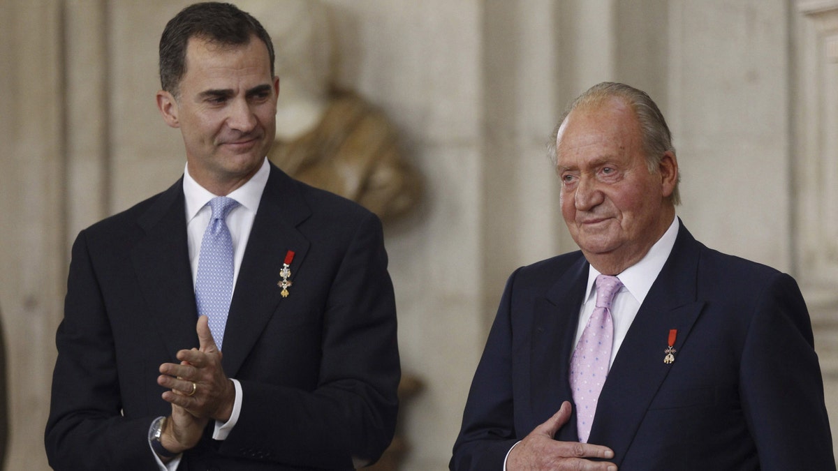 Former King of Spain Juan Carlos (right) with his son Felipe, who is now the king. (Photo by Fernando Alvarado-Pool/Getty Images)