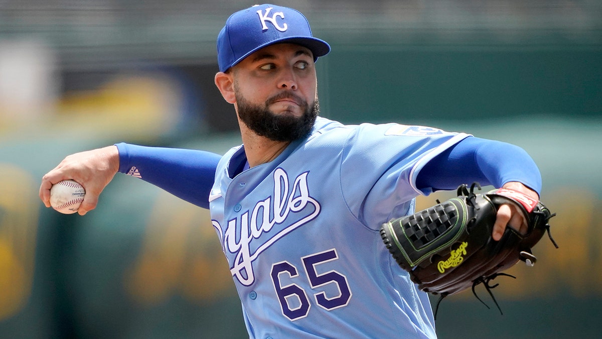 Royals hit disputed double play in 3-2 loss to Rays