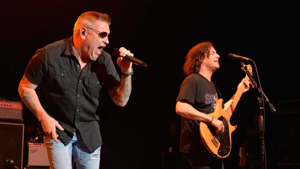 Smash Mouth's Steve Harwell retires following concert video - Los Angeles  Times