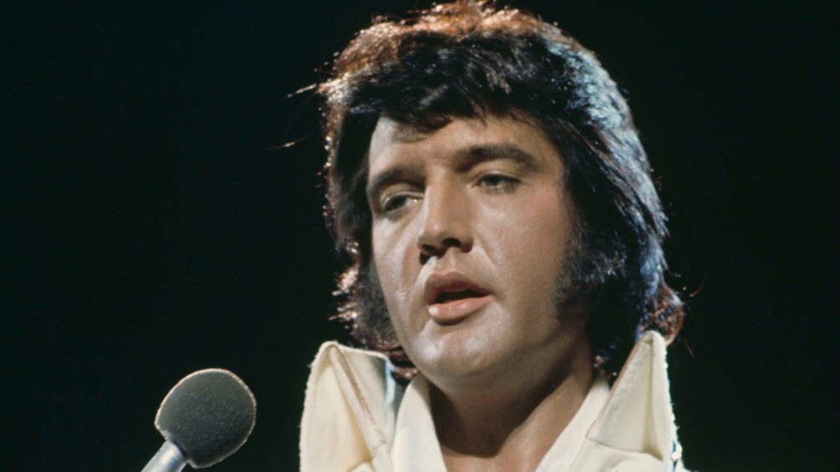 krans wetenschapper grind Over 700 Elvis Presley fans expected to attend pared-down vigil marking  anniversary of singer's death | Fox News