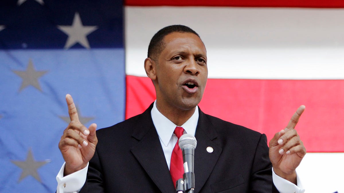 Vernon Jones speaks to supporters as he announces his candidacy for the US Senate on July 21, 2007 in Marietta, Georgia. (AP Photo/Todd Bennett)