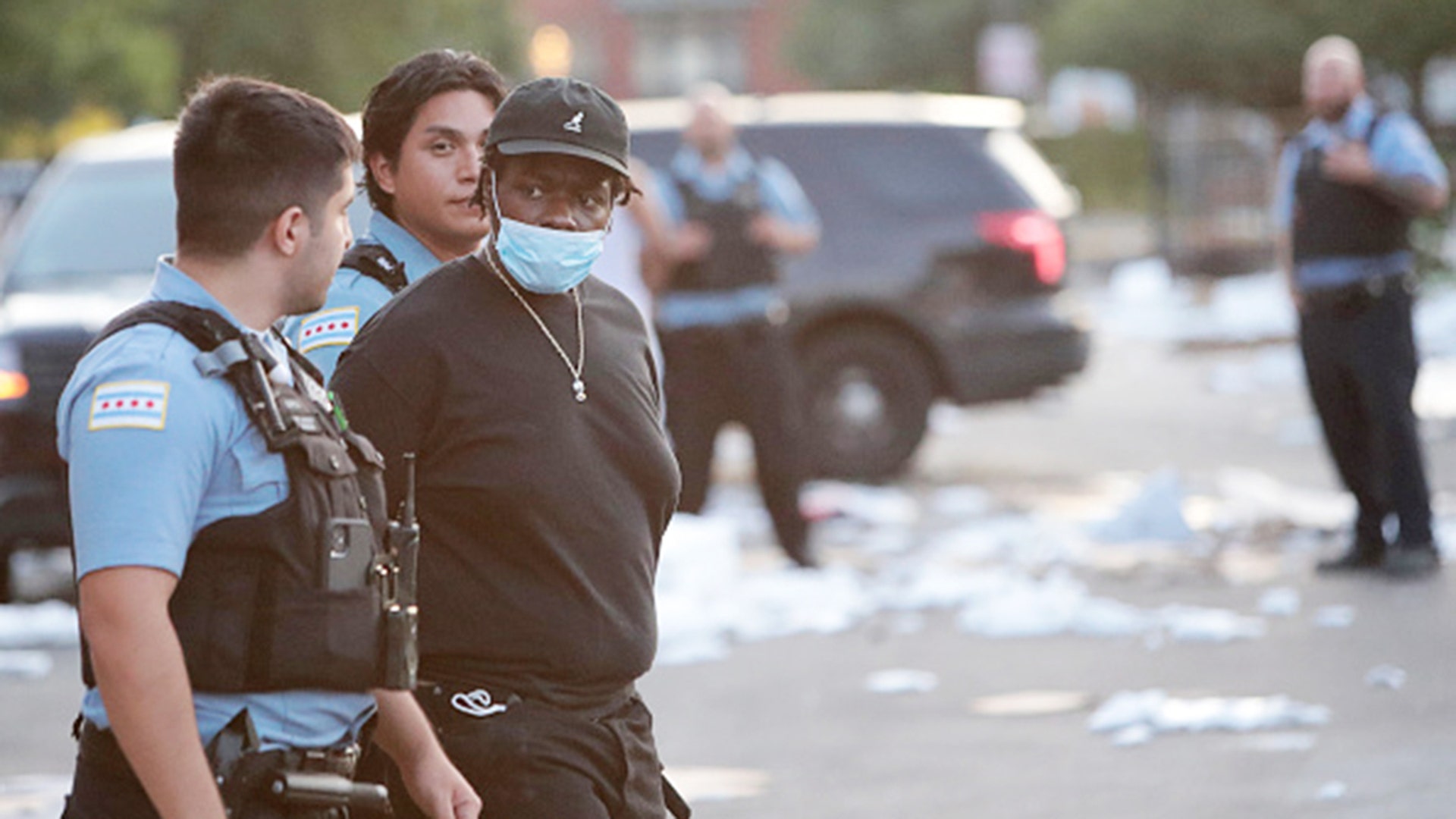 Shots fired in downtown Chicago as crowds clash with police | Fox News