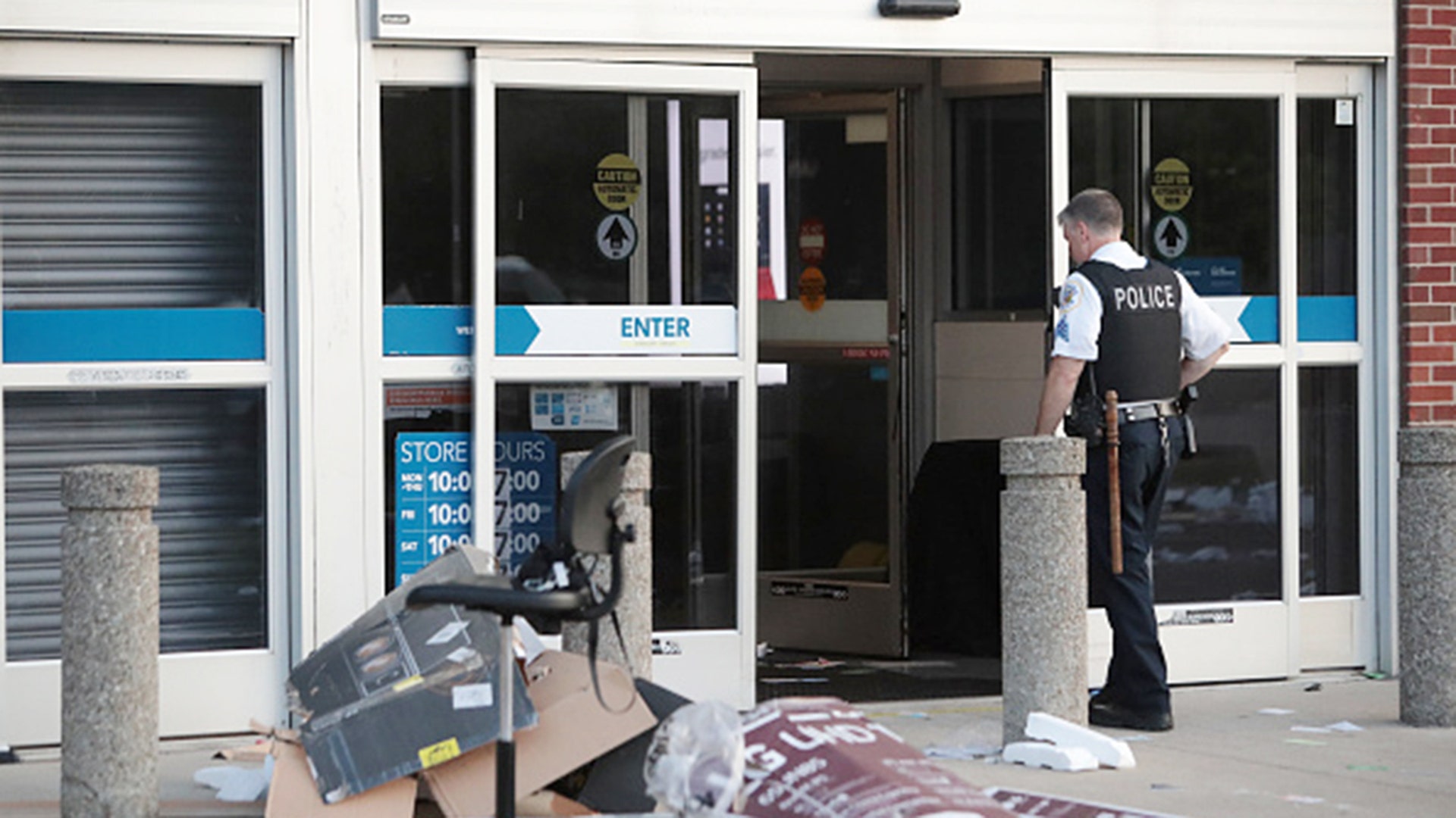 Shots fired in downtown Chicago as crowds clash with police | Fox News