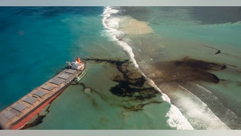 Mauritius oil disaster: Race to drain stricken ship before it splits in half