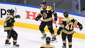 Bergeron scores in 2nd OT, Bruins beat Hurricanes in Game 1