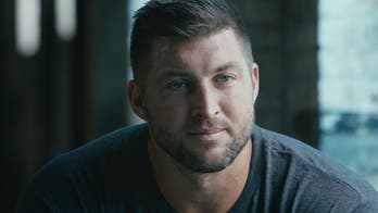 Tim Tebow visits homeless shelter with 50 pairs of shoes