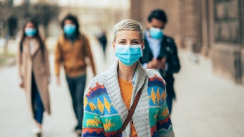Small study ranks faces with and without masks, finds masked ones hotter