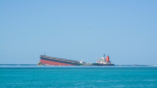 Mauritius oil disaster: Stricken Japanese ship splits apart, remaining fuel spreads into waters