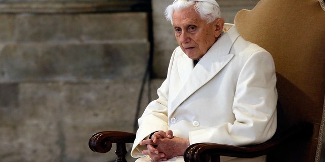 O Papa Emérito Bento XVI assiste à Missa antes da abertura da Porta Santa da Basílica de São Pedro, que iniciou oficialmente o Jubileu da Misericórdia, no Vaticano em 8 de dezembro de 2015.