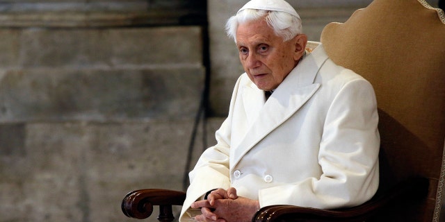 O Papa Emérito Bento XVI assiste à Missa antes da abertura da Porta Santa da Basílica de São Pedro, que iniciou oficialmente o Jubileu da Misericórdia, no Vaticano em 8 de dezembro de 2015.