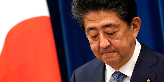 安倍晋三日本首相が2020年8月、東京官邸で記者会見をしている。