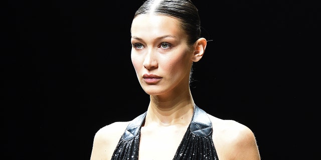 贝拉·哈迪德（Bella Hadid）于2020年2月12日在纽约市举行的迈克尔·科斯（Michael Kors）FW20时装秀期间走跑道。  （盖蒂图片社） 