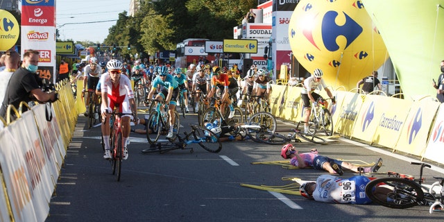 Cyclists are injured in a crash on the final stretch of the opening stage of the Tour de Pologne race in Katowice, Poland, on Wednesday, Aug. 5, 2020. (AP Photo)<br>