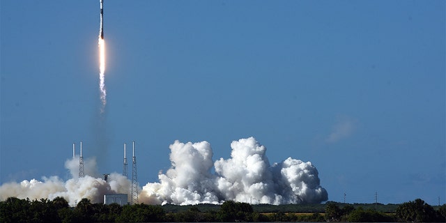 一架搭载韩国ANASIS-II军事通信卫星的SpaceX Falcon 9火箭从卡纳维拉尔角空军基地的40号空地发射。