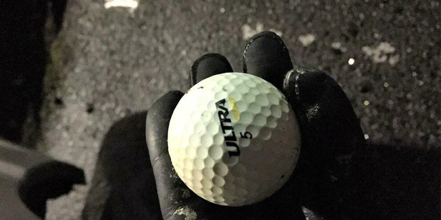 Η αστυνομία του Πόρτλαντ είπε ότι ανακάλυψε αυτήν την μπάλα του γκολφ αφού πέταξε μέσα από ένα παράθυρο βαν κατά τη διάρκεια μιας ταραχής έξω από μια περιφέρεια νωρίς το Σάββατο.