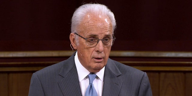 Pastor John MacArthur preaches at Grace Community Church in Los Angeles, California. (YouTube screenshot)