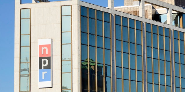 워싱턴 DC, 미국 - 유월 4, 2012: The NPR (NPR, '백인 특권' 기사 조롱) building in Washington DC. 설립 1970, NPR is a non-profit network of 900 radio stations across the United States.