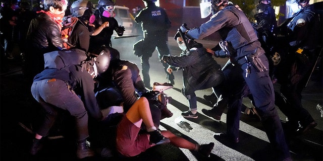 ΠΟΡΤΛΑΝΤ, Ή - 22 ΑΥΓΟΎΣΤΟΥ: Οι διαδηλωτές και η αστυνομία του Πόρτλαντ συγκρούστηκαν ενώ διασκορπίζοντας ένα πλήθος που συγκεντρώθηκε μπροστά από το βόρειο τμήμα του αστυνομικού τμήματος του Πόρτλαντ νωρίς το πρωί στις 22 Αυγούστου 2020 στο Πόρτλαντ, Όρεγκον.  Η Παρασκευή σηματοδότησε την 86η νύχτα διαδηλώσεων στο Πόρτλαντ μετά το θάνατο του Τζορτζ Φλόιντ.  (Φωτογραφία από τον Nathan Howard / Getty Images)