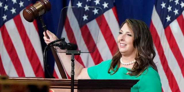 La presidenta del Comité Nacional Republicano, Ronna McDaniel, hace el llamado al orden en la apertura del primer día de la Convención Nacional Republicana el lunes 24 de agosto de 2020 en Charlotte, Carolina del Norte (AP Photo/Chris Carlson)