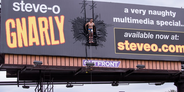 Steve-O est vu attaché à un panneau publicitaire en promotion de son nouveau spécial "Gnarly" le 13 août 2020, à Hollywood, en Californie. (Photo de Rich Fury / Getty Images)"Gnarly" on August 13, 2020, in Hollywood, Calif. (Photo by Rich Fury/Getty Images)