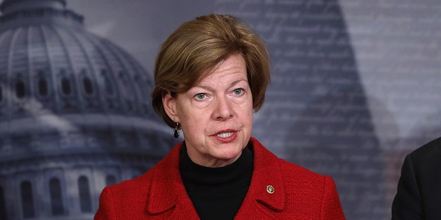 WASHINGTON, DC - JANUARY 27:  Amerikaanse. Sy. Tammy Baldwin (D-WI) speaks as Sen. Ben Cardin (D-MD) listens during a news conference at the U.S. Capitol January 27, 2020 in WashiDCton, DC. The defense team will continue its arguments on day six of the Senate impeachment trial against President Donald Trump. (Photo by Alex Wong/Getty Images)