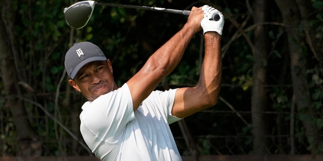 Tiger Woods observa su golpe de salida durante una ronda de práctica el 26 de agosto de 2020 del torneo BMW Golf Championship en Olympia Fields Country Club en Olympia Fields, Illinois.