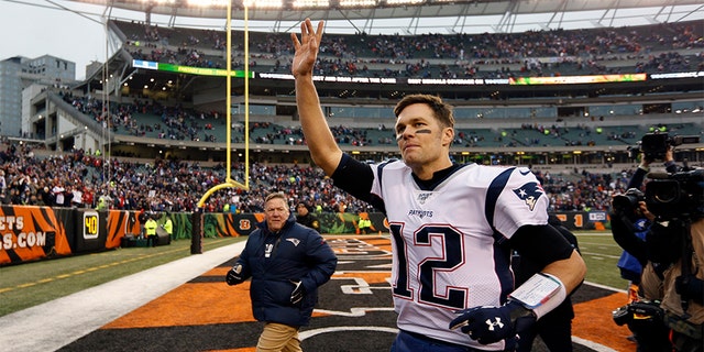New England Patriots quarterback Tom Brady (12) waves to the crowd after an NFL football game against the Cincinnati Bengals on Sunday, December 15, 2019, in Cincinnati.  (AP Photo / Frank Victors)