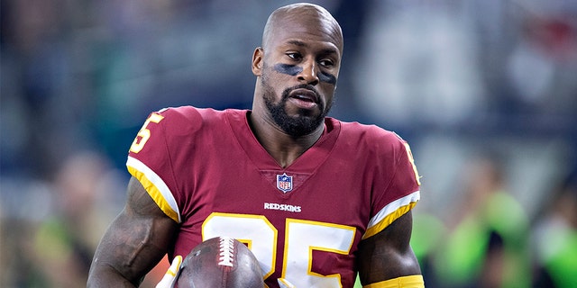 Vernon Davis #85 of the Washington Redskins warms up before a game against the Dallas Cowboys at AT&amp;T Stadium on Nov. 22, 2018, in Arlington, Texas.  The Cowboys defeated the Redskins 31-23.