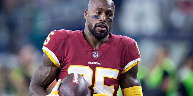 Ex-NFL star Vernon Davis advocates for athletes to use Q-Collar: 'It's a way to keep everyone safe' Vernon Davis # 85 of the Washington Redskins warms up before a game against the Dallas Cowboys at AT&T Stadium on Nov. 22, 2018, in Arlington, Texas. The Cowboys defeated the Redskins 31-23.