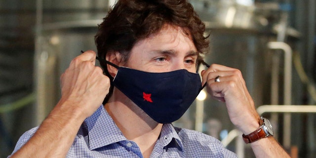 Il primo ministro canadese Justin Trudeau si toglie la maschera durante una visita alla Big Rick Brewery in Ontario, Canada, il 26 giugno 2020.  (REUTERS / Patrick Doyle)