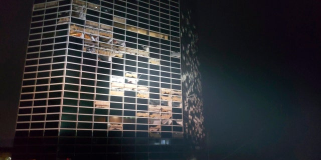 Un edificio que fue dañado durante la noche por el huracán Laura se encuentra en Lake Charles, Luisiana, el jueves 27 de agosto de 2020.