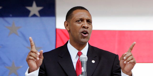 Vernon Jones speaks to supporters as he announces his candidacy for the US Senate on July 21, 2007 in Marietta, Georgia. (AP Photo/Todd Bennett)