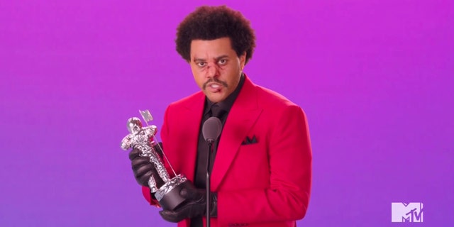 The Weeknd appears at VMAs appearing looking like he broke his nose - Fox News