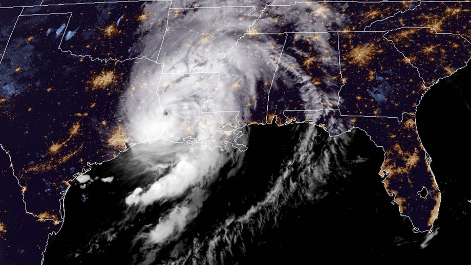 Hurricane Laura cuts power to over 650K Texas, Louisiana customers as storm barrels toward Arkansas
