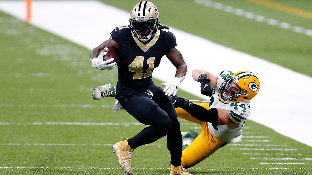 Alvin Kamara breaking a tackle